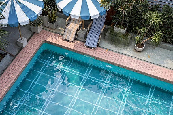 Empresa de piscinas en Valencia con zona de piscina y tumbonas para exterior